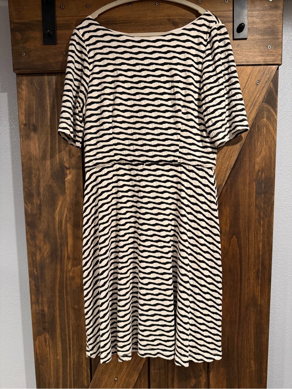 Jessica Howard Black and Cream Striped Short-Sleeve A-Line Dress size 16-no belt